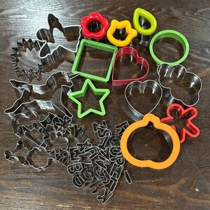 🔥Colorful Cookie Cutter Set and Small Wooden Carved Rolling Pin🔥